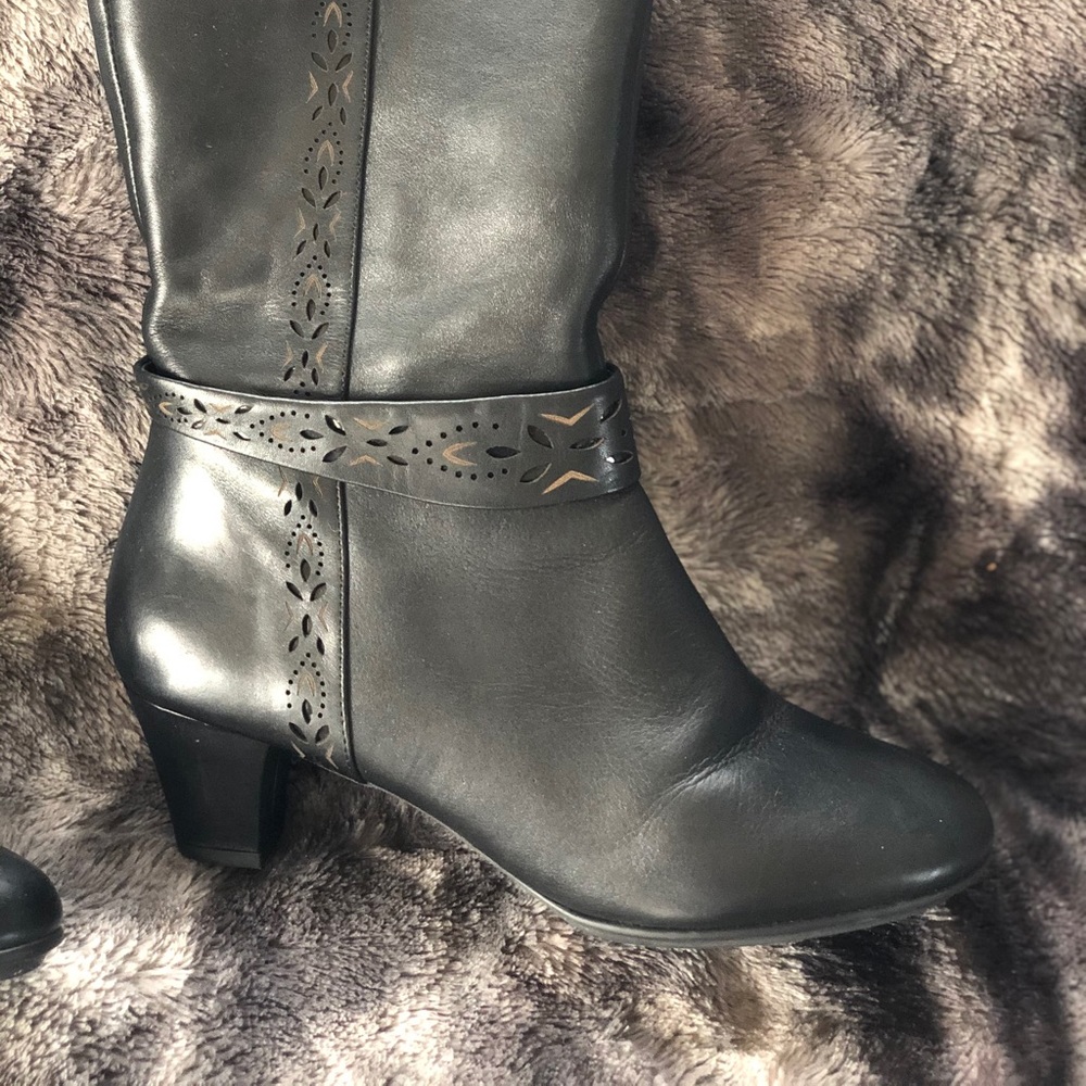 Gently used. Comfortable. Cut out design.